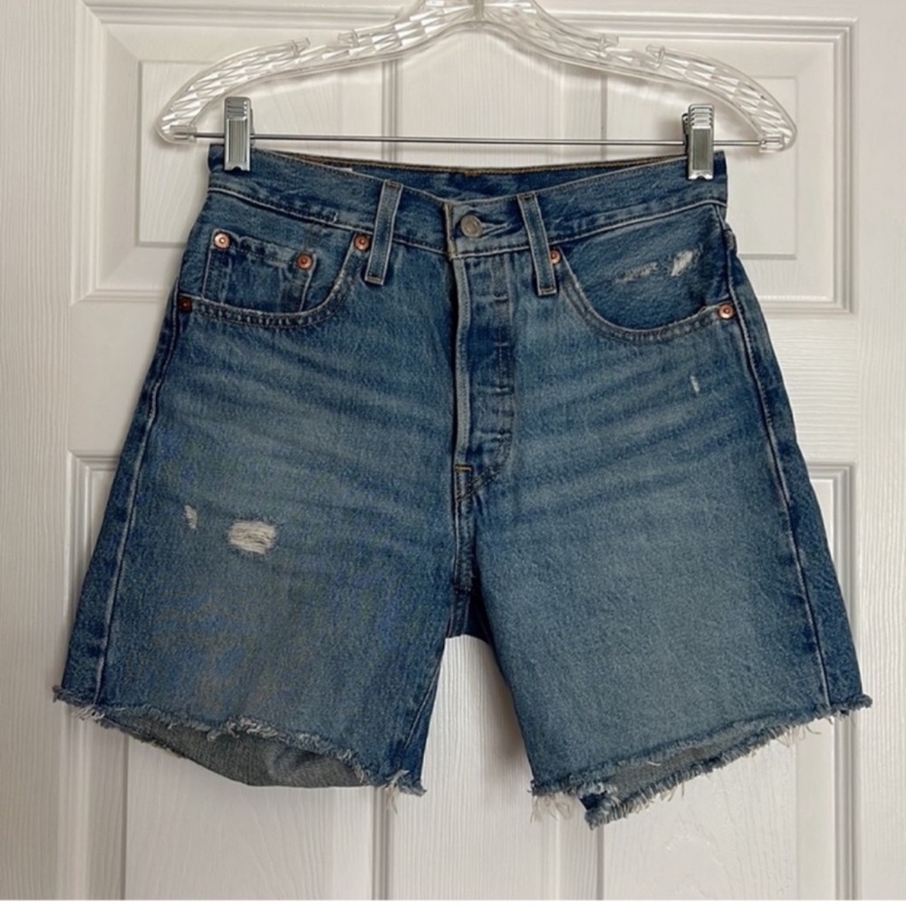 Levi’s Medium Wash Mid Thigh Denim Shorts 24